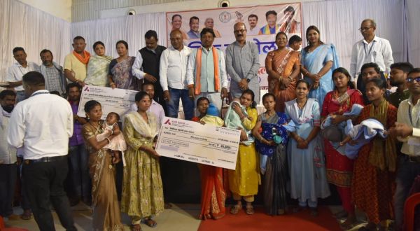 विकास की नींव रखने वाले हाथों का सम्मान