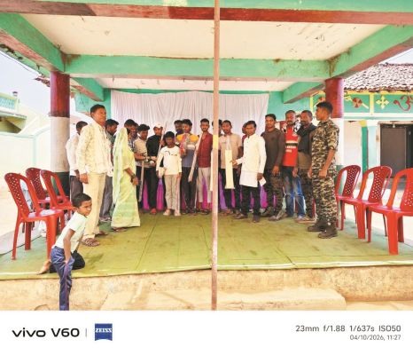 कोठीटोला के बच्चों व युवाओं को खेल सामग्री वितरित