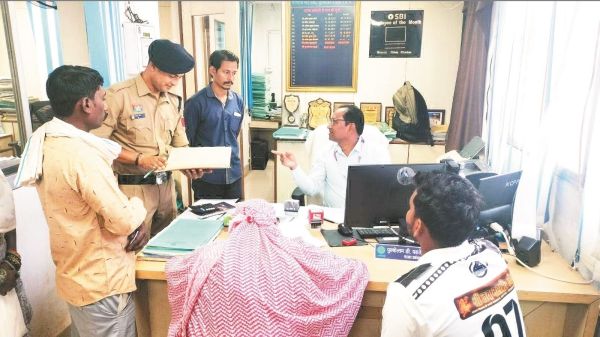 पुलिस ने बैंकों में चलाया जांच अभियान