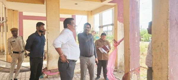 अफसरों ने किया पेंड्री के बहुमंजिला आवासों का निरीक्षण