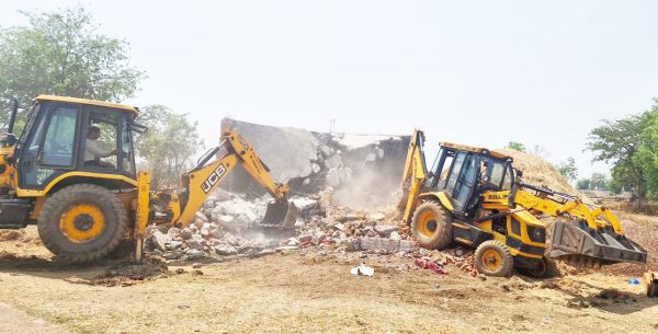 कुल्हाड़ी में चला बुलडोजर,  26 अतिक्रमण हटाए गए