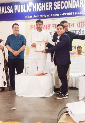 शिक्षा मंत्री के हाथों नवाचार के लिए प्रधानपाठक सम्मानित