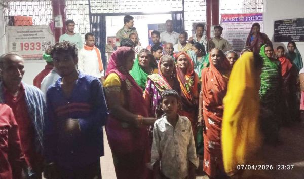 अवैध नशे के कारोबार के खिलाफ ग्रामीणों का प्रदर्शन