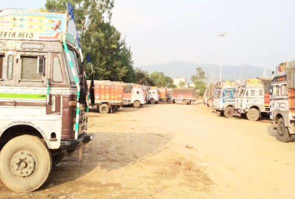 मुख्य मार्ग किनारे बेतरतीब खड़ी गाडिय़ों से परेशानी