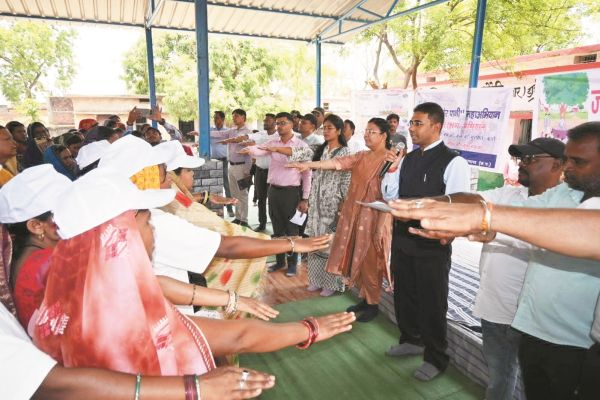 कलेक्टर ने लगाई चौपाल, ग्रामीणों को जल संरक्षण की दिलाई शपथ