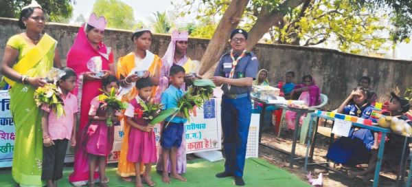 ‘अंगना म शिक्षा’ कार्यक्रम में 4 स्मार्ट माताएं सम्मानित