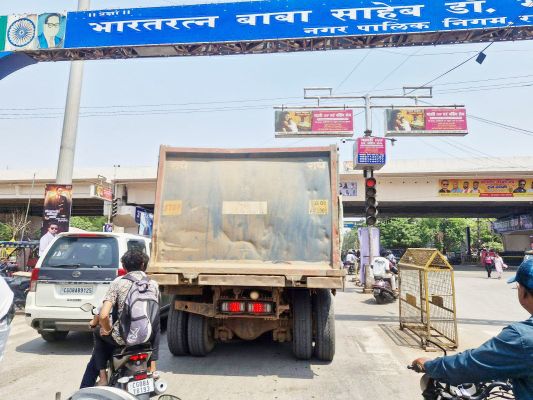 रेत से भरी हाईवा और भारी वाहनों से वसूली का आरोप