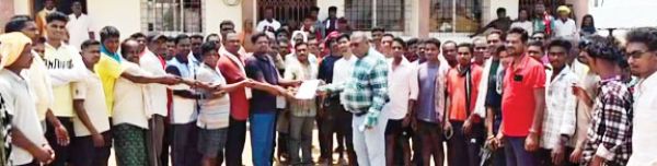 बिजली कटौती, किसानों ने घेरा दफ्तर, सौंपा ज्ञापन