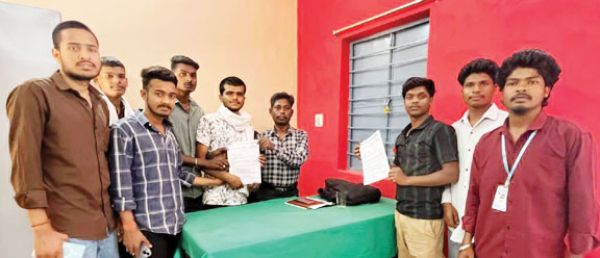 निजी स्कूलों की मनमानी के खिलाफ एनएसयूआई ने सौंपा ज्ञापन