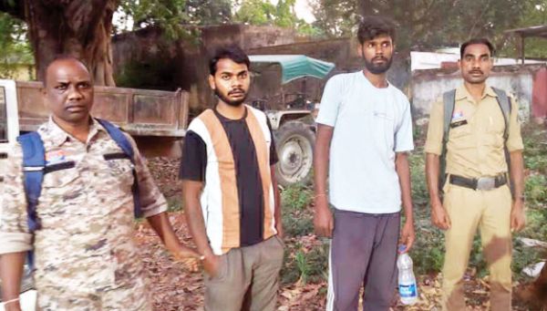 मवेशियों को क्रूरता से ले जा रहे पिकअप को पुलिस ने पकड़ा,  दो तस्कर गिरफ्तार