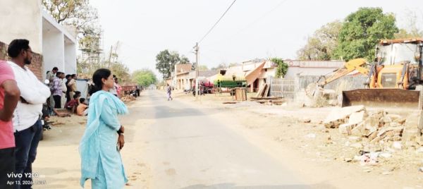 अतिक्रमण तोडऩे के बाद मलवा हटाया गया