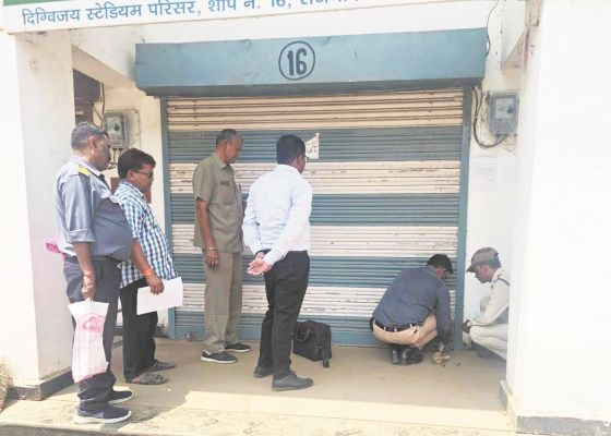 बकायेदार दुकानों में की गई तालाबंदी की कार्रवाई