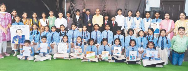 स्कूल में अंबेडकर जयंती मनाई