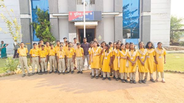 छात्र-छात्राओं ने पुलिस की कार्यप्रणाली समझा