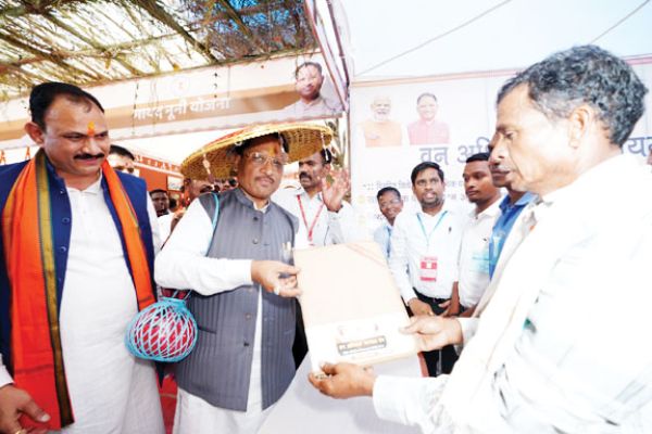 नक्सल ब्लास्ट में पैर खोए जवानों से सीएम ने की मुलाकात, बताई आपबीती