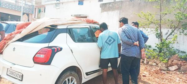 असामाजिक तत्वों ने कारों  को पहुंचाया नुकसान