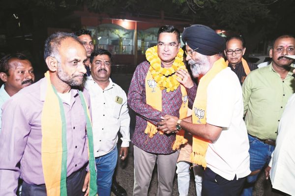 भाजपा का वार्ड चलो अभियान: वैशाली नगर मंडल में जनसंपर्क