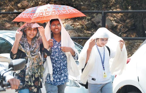 ग्रीष्म लहर की चेतावनी दरकिनार, दोनों पालियों के स्कूल चल रहे