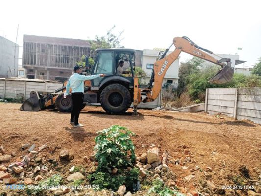 डेढ़ एकड़ निजी  भूमि पर अवैध प्लाटिंग, निगम का चला जेसीबी