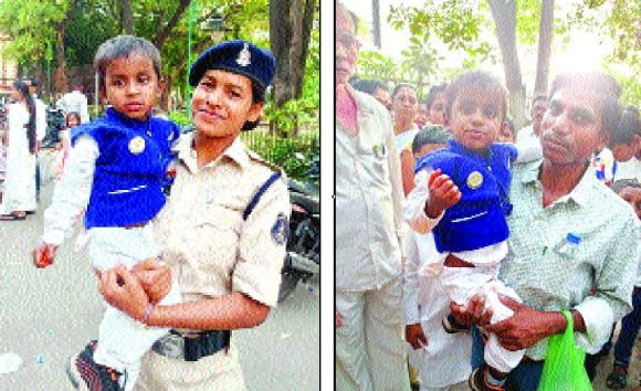  भीड़ में गुम हुए बच्चे को माता पिता को सौंपा पुलिस आरक्षकों ने