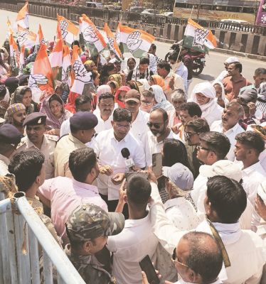 कांग्रेसियों ने पीडब्लूडी दफ्तर घेरा