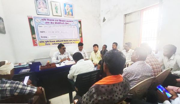 किसानों को संतुलित उर्वरक व जल संचयन पर दी जानकारी