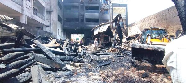 फाफाडीह टिंबर मार्केट में भीषण आग, बुझाने लगीं फायर ब्रिगेड की 12 गाडिय़ां , लाखों का सामान खाक