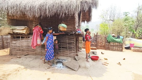 पुलिस कैंप के पांच माह बाद भी पेयजल समस्या, झरिया और कुएं के सहारे बुझा रहे प्यास ग्रामीण