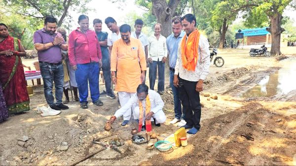 महापौर ने सीसी रोड निर्माण का किया भूमिपूजन