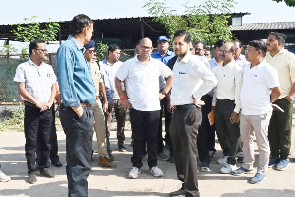 नाला, सब्जी मंडी और खेल परिसर का निरीक्षण