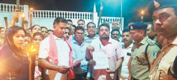 मासूम से रेप के विरोध में समाज उतरा सडक़ पर, निकाली मशाल रैली