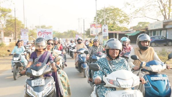 बाइक रैली निकाल महिलाओं ने दी नारी शक्ति वंदन अधिनियम को समर्थन