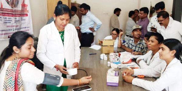स्वस्थ बस्तर अभियान: एसडीएम दफ्तर में स्वास्थ्य परीक्षण