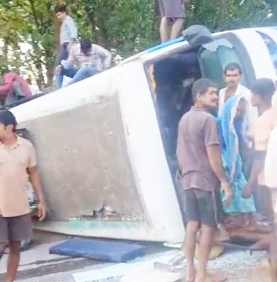 बेकाबू यात्री बस पलटी, 8 से अधिक जख्मी