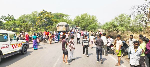 सडक़ हादसा : स्कूटी सवार गर्भवती की मौत, पति-बच्चा घायल