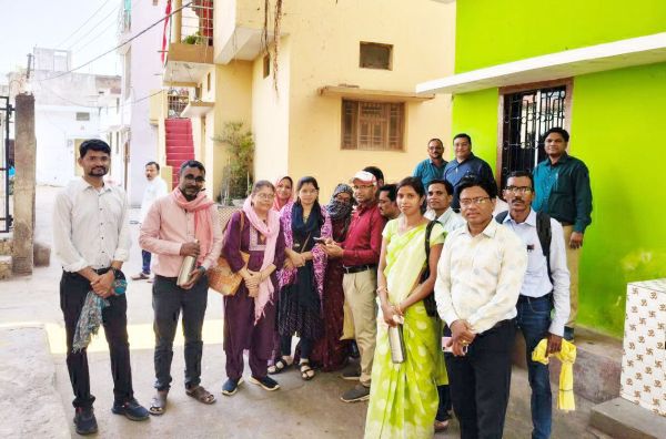 प्रगणकों ने घरों में जाकर किया जनगणना का डेमो