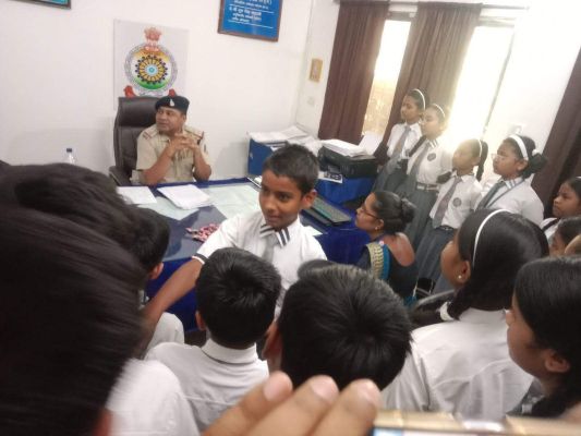 गुरुकुल स्कूल के विद्यार्थियों ने किया थाना लखनपुर का भ्रमण, पुलिस कार्यप्रणाली की ली जानकारी