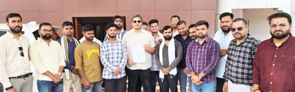 परीक्षा की तिथि बढ़ाने युवा कांग्रेस जिलाध्यक्ष ने सौंपा ज्ञापन