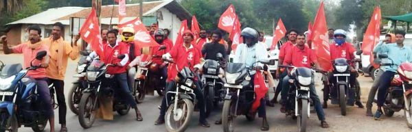 संघर्ष के प्रतीक लाल झंडा लेकर सीपीआई पहुंची गांवों में