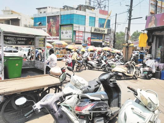 लू के थपेड़ों से जनजीवन बेहाल, 44 डिग्री के करीब पारा