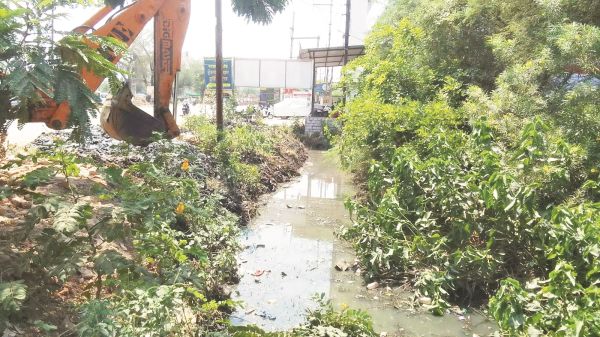 जेसीबी व गैंग से बारिश पूर्व बड़े नाला-नाली की सफाई