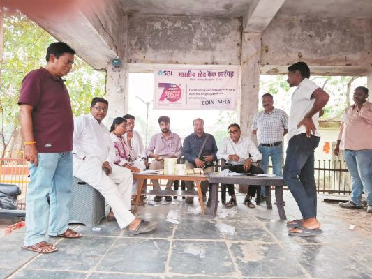 चैंबर ऑफ़ कॉमर्स ने 13 लाख की छुट्टे नोटों की राशि वितरित की