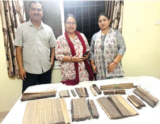 डाक्टर पंडा से ताड़ पत्र में लिखी कर्मकांड की पांडुलिपि सौंपी