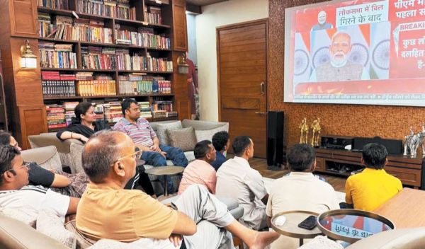 कुरुद विधायक ने सुना पीएम का राष्ट्रीय संबोधन