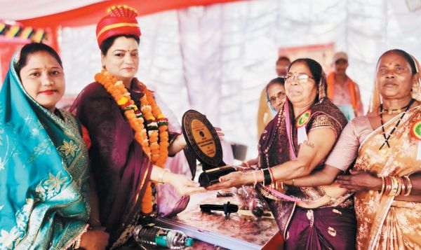 सामूहिक विवाह समारोह में शामिल हुईं जिपं अध्यक्ष