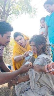 सडक़ पर बेहोश वृद्धा को जनपद उपाध्यक्ष ने अस्पताल पहुंचाया