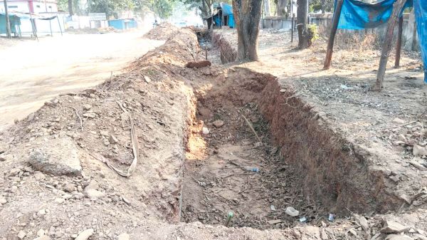 धीमी नाली निर्माण से बढ़ी नगरवासियों की परेशानी, जगह-जगह गड्ढों से लग रहा जाम