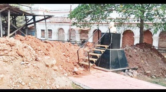 सिरहासार चौक के आसपास गंदगी का अंबार