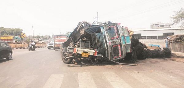 नांदगांव-दुर्ग तिराहे पर पलटा तार से भरा ट्रक