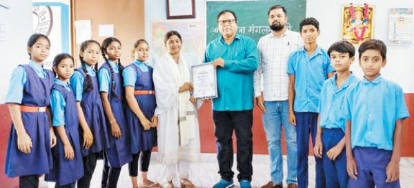 हज यात्रा पर जा रहीं शिक्षिका को विदाई दी